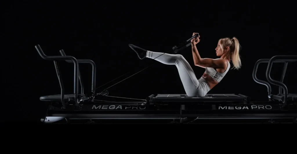 Femme en entraînement Lagree sur Megaformer – formation Level 1 à Paris.