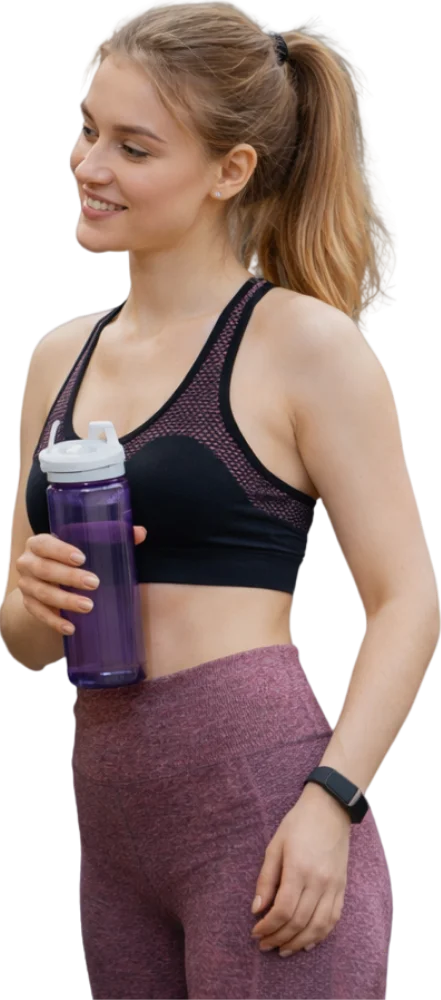 Élève en formation sportive à Paris tenant une gourde dans un centre de formation fitness