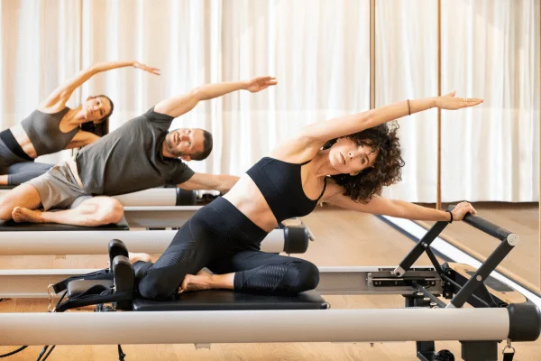 Pratique du Pilates Reformer en studio lors d’une formation professionnelle à Paris, avec travail de l’alignement et de la pédagogie sur machine.