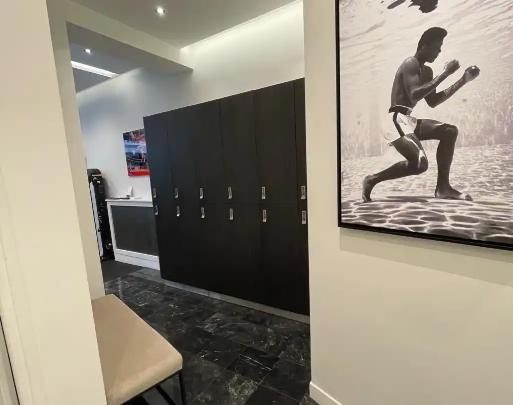 Vestiaires sécurisés du club Gotham Paris 17 pour les stagiaires en formation Pilates Matwork