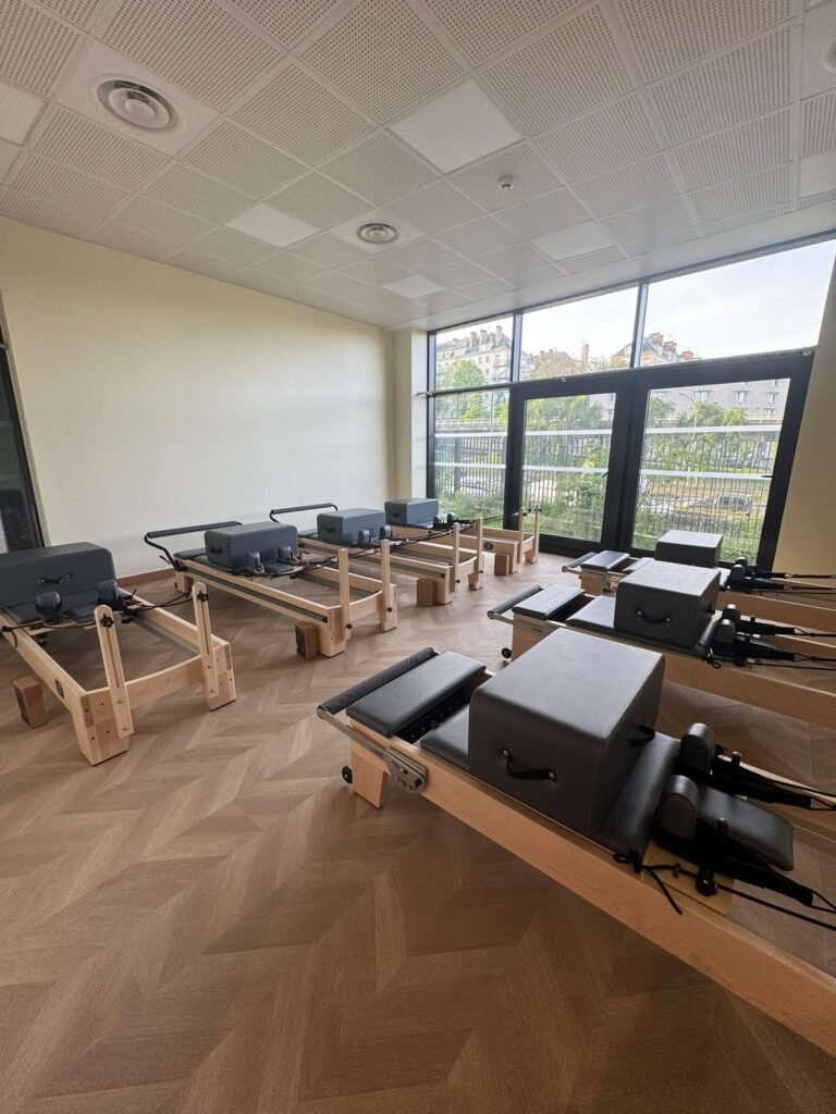 Salle de Pilates Reformer entièrement équipée pour la formation instructeur à Paris 13e