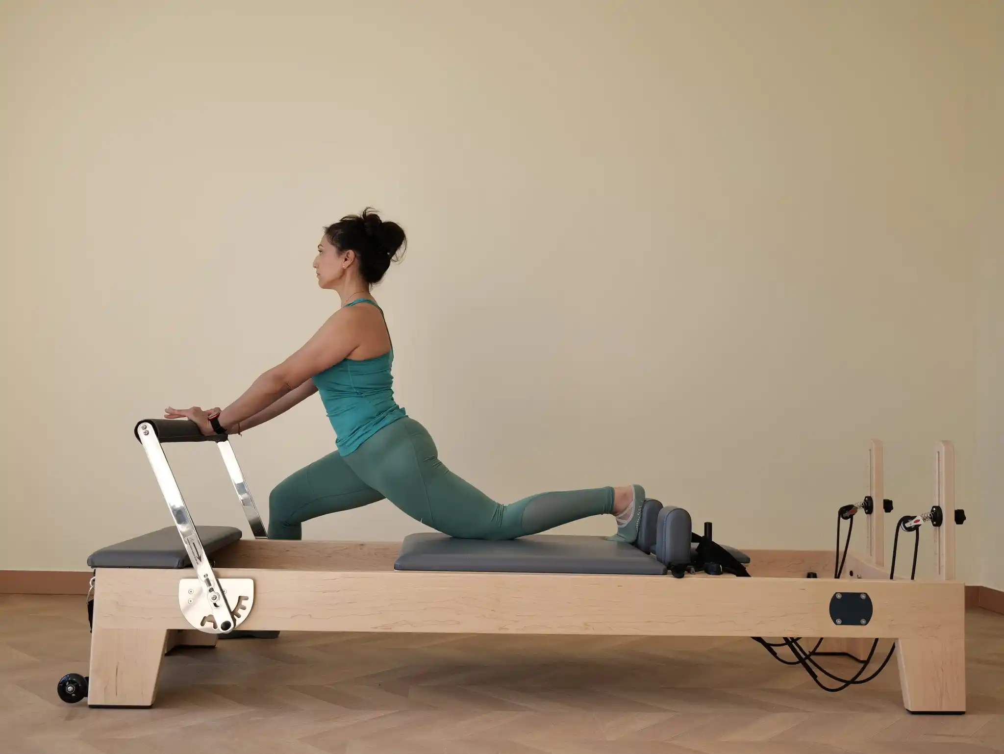 Cours Pilates Reformer en groupe dans un studio de formation à Paris