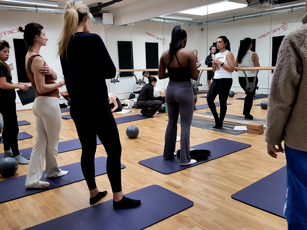 Pratique Pilates Matwork 2 à Paris sur tapis avec petit matériel
