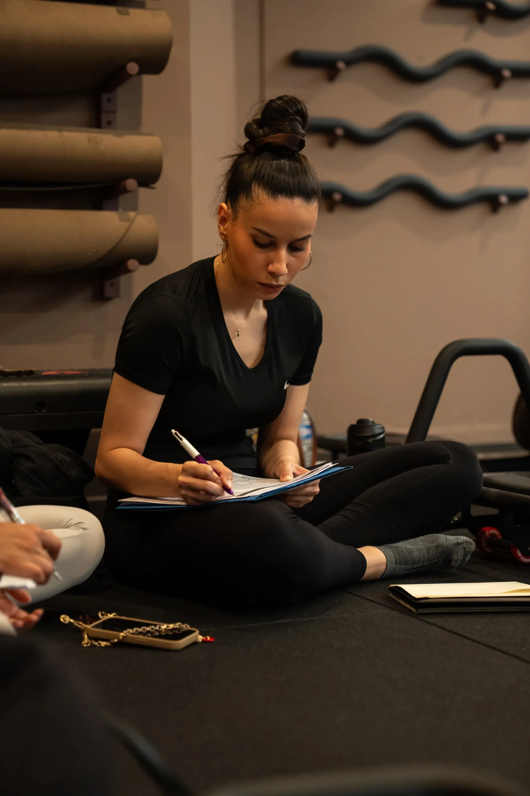 Stagiaire prenant des notes pendant la formation Lagree Level 1 à Paris